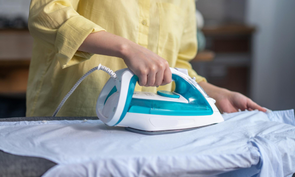 Всего одна чайная ложка, и следы от утюга исчезнут с одежды: попробуйте эти чудо-средства